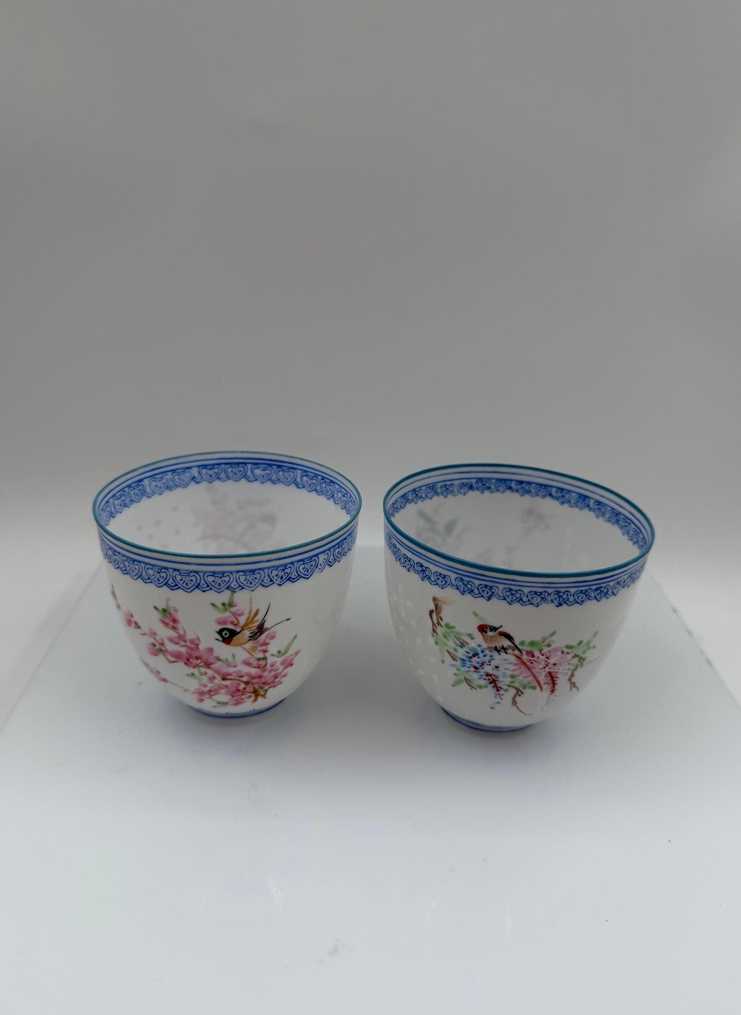 Set von 2 Vintage Teetasse Eierschalenporzellan Famille Rose, China