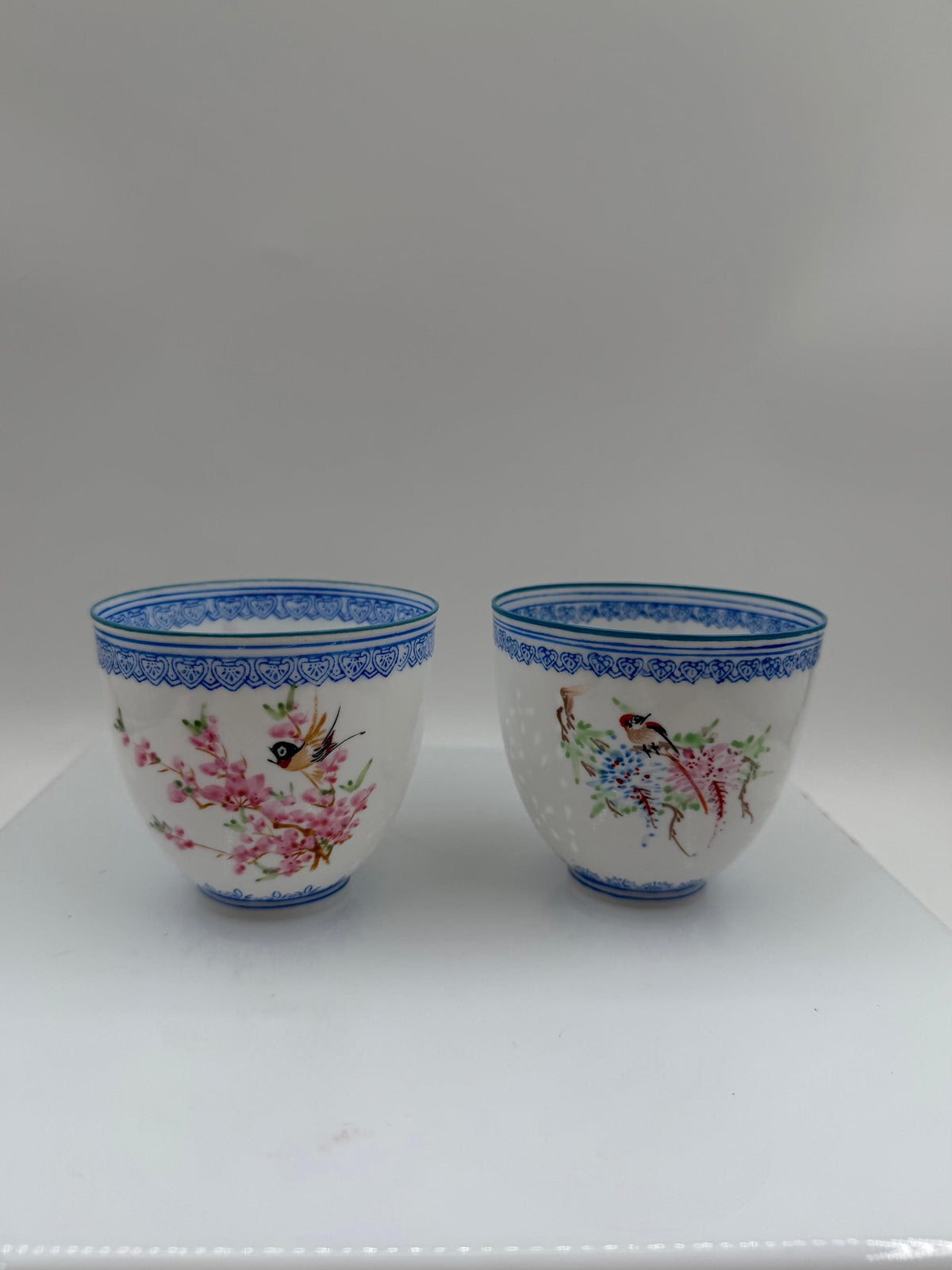 Set von 2 Vintage Teetasse Eierschalenporzellan Famille Rose, China