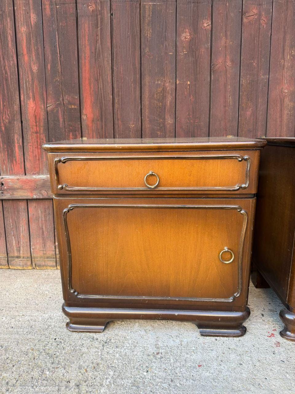 Set von 2 Vintage Nachttisch aus Nussbaum mit Messing-Ringgriffen