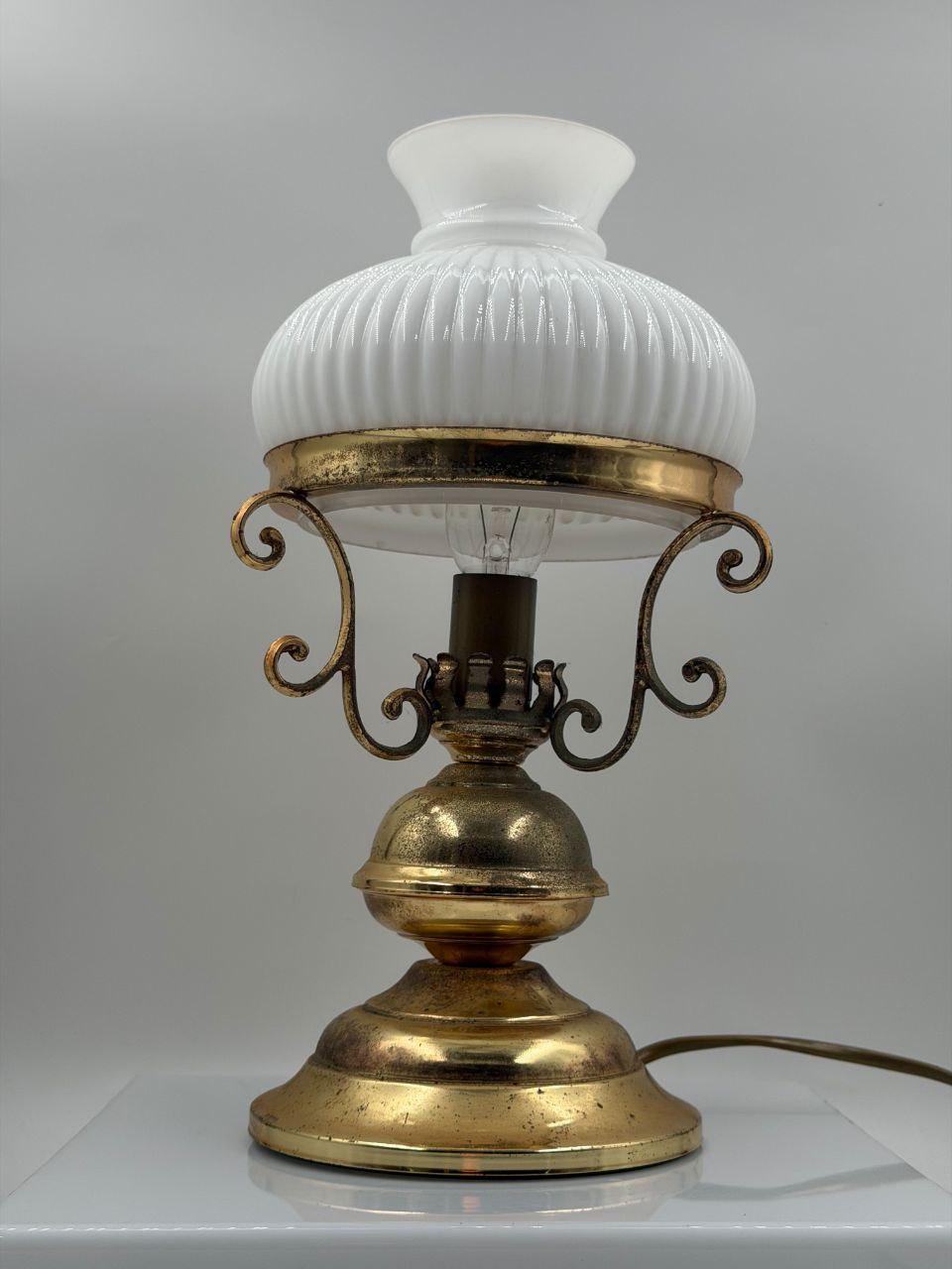 Vintage Tischlampe aus Messing mit Opalglasschirm und Patina