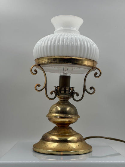 Vintage Tischlampe aus Messing mit Opalglasschirm und Patina