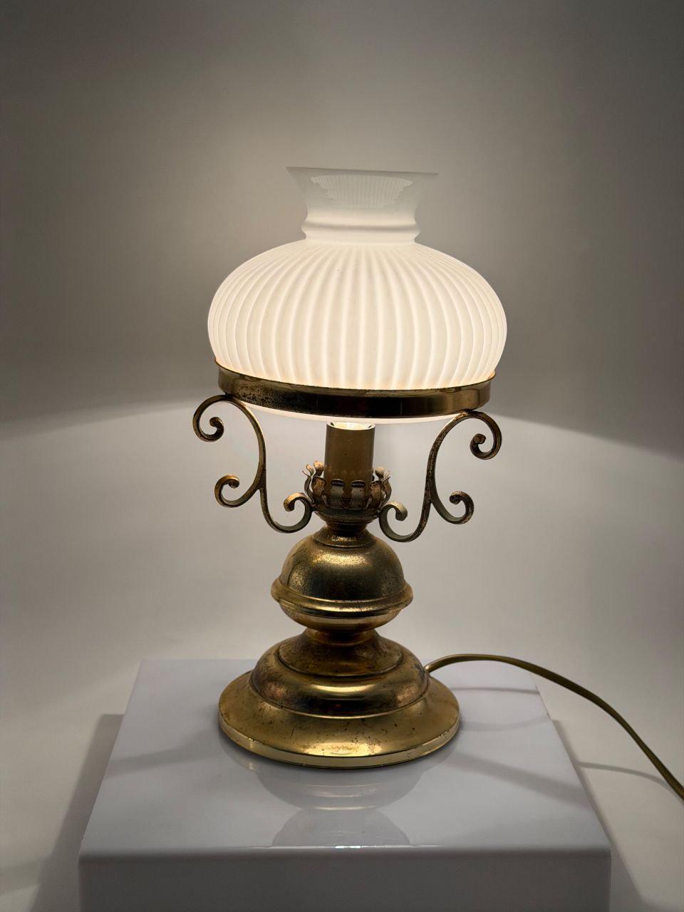 Vintage Tischlampe aus Messing mit Opalglasschirm und Patina