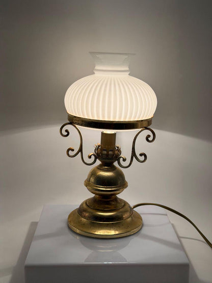 Vintage Tischlampe aus Messing mit Opalglasschirm und Patina