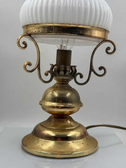 Vintage Tischlampe aus Messing mit Opalglasschirm und Patina