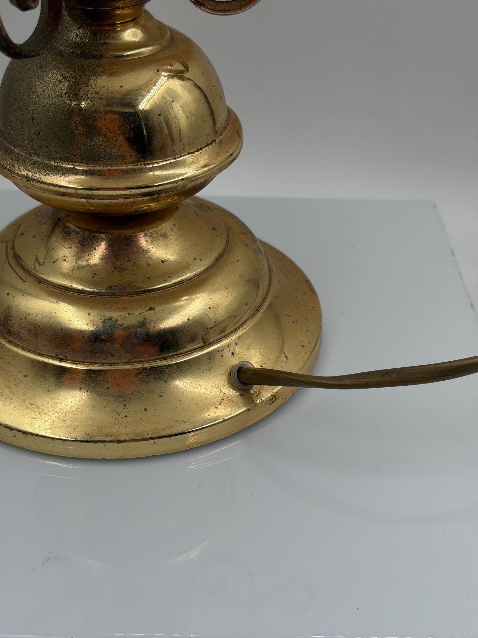 Vintage Tischlampe aus Messing mit Opalglasschirm und Patina