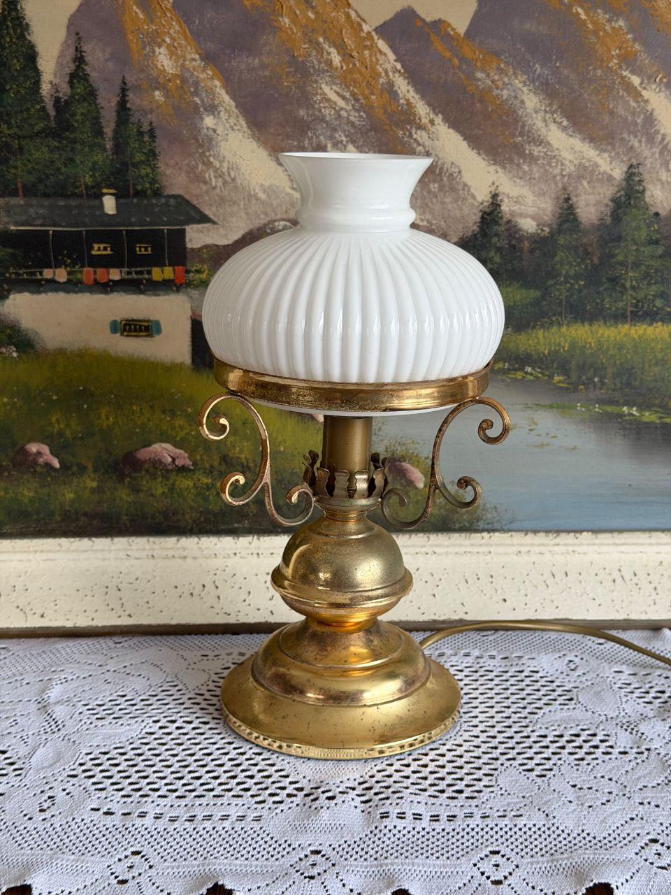 Vintage Tischlampe aus Messing mit Opalglasschirm und Patina