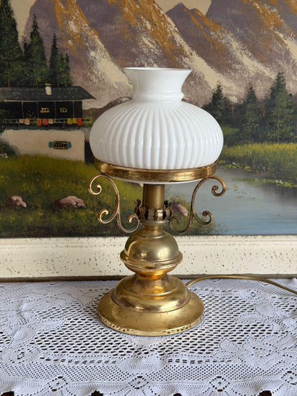 Vintage Tischlampe aus Messing mit Opalglasschirm und Patina