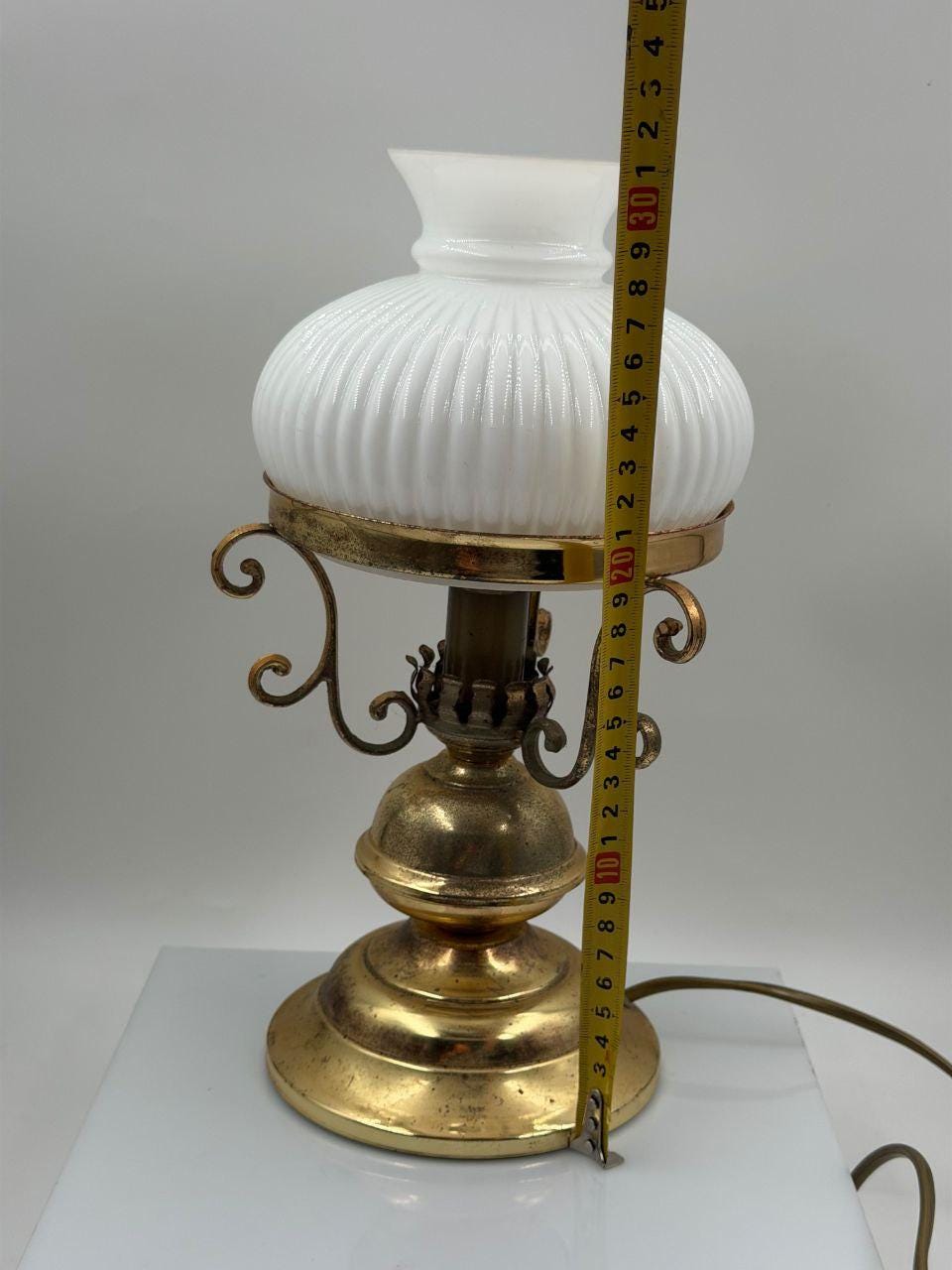 Vintage Tischlampe aus Messing mit Opalglasschirm und Patina