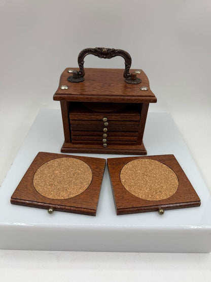 Vintage Untersetzer-Set 8-teilig, Holzbox mit Messinggriff