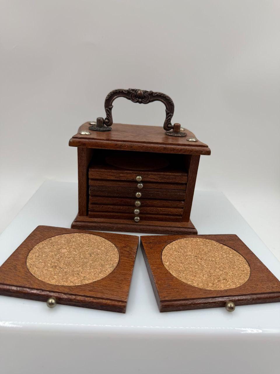 Vintage Untersetzer-Set 8-teilig, Holzbox mit Messinggriff