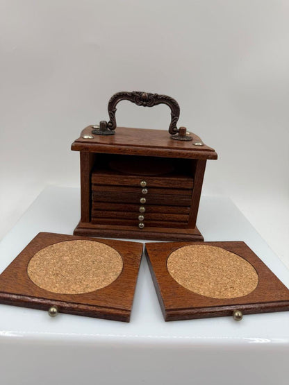 Vintage Untersetzer-Set 8-teilig, Holzbox mit Messinggriff