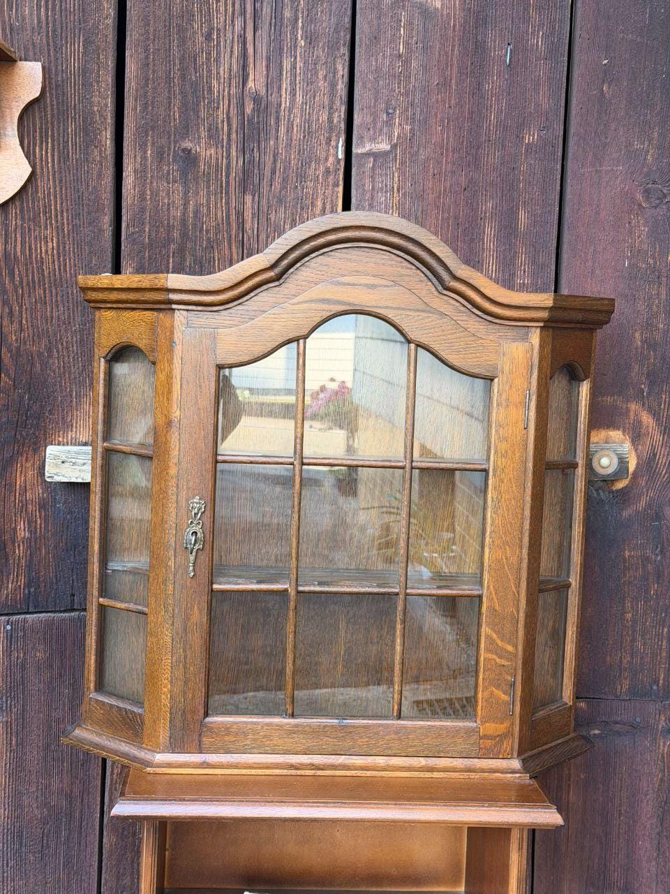 Vintage Wandvitrine aus Eichenholz im Barock-Stil mit Glastür