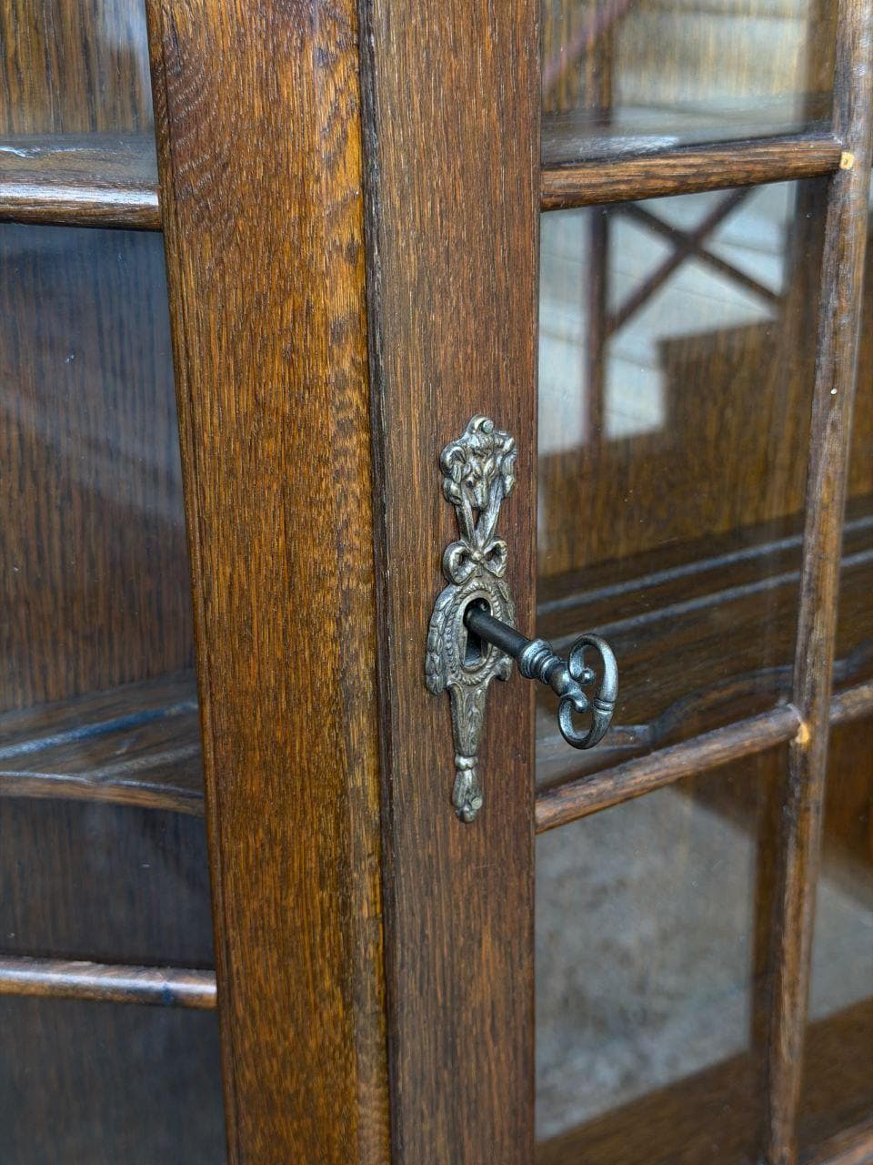 Vintage Wandvitrine aus Eichenholz im Barock-Stil mit Glastür