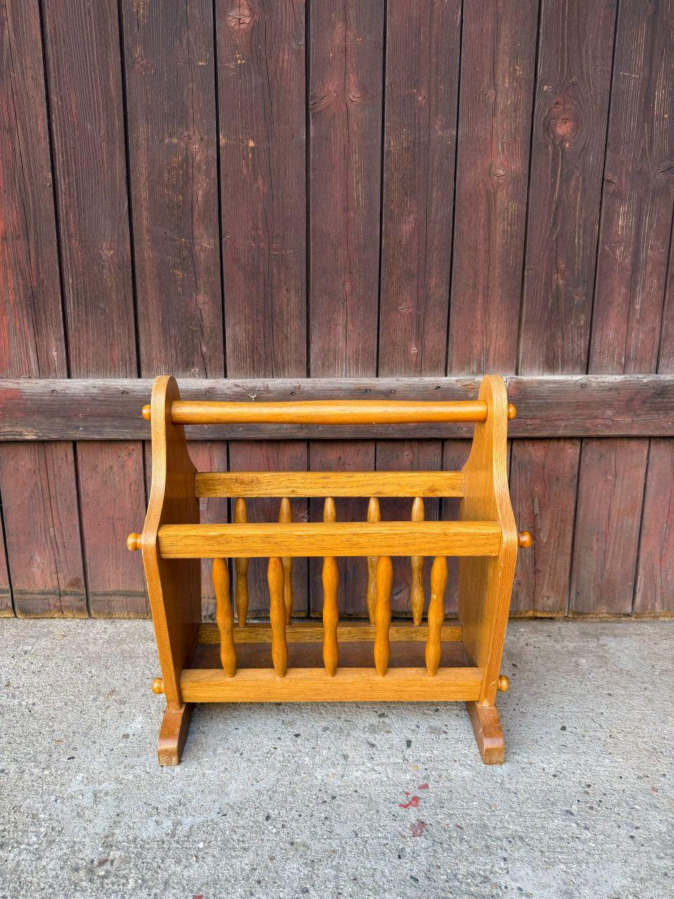 Vintage Zeitungsständer aus Eichenholz mit Spindelstäben, Mid-Century
