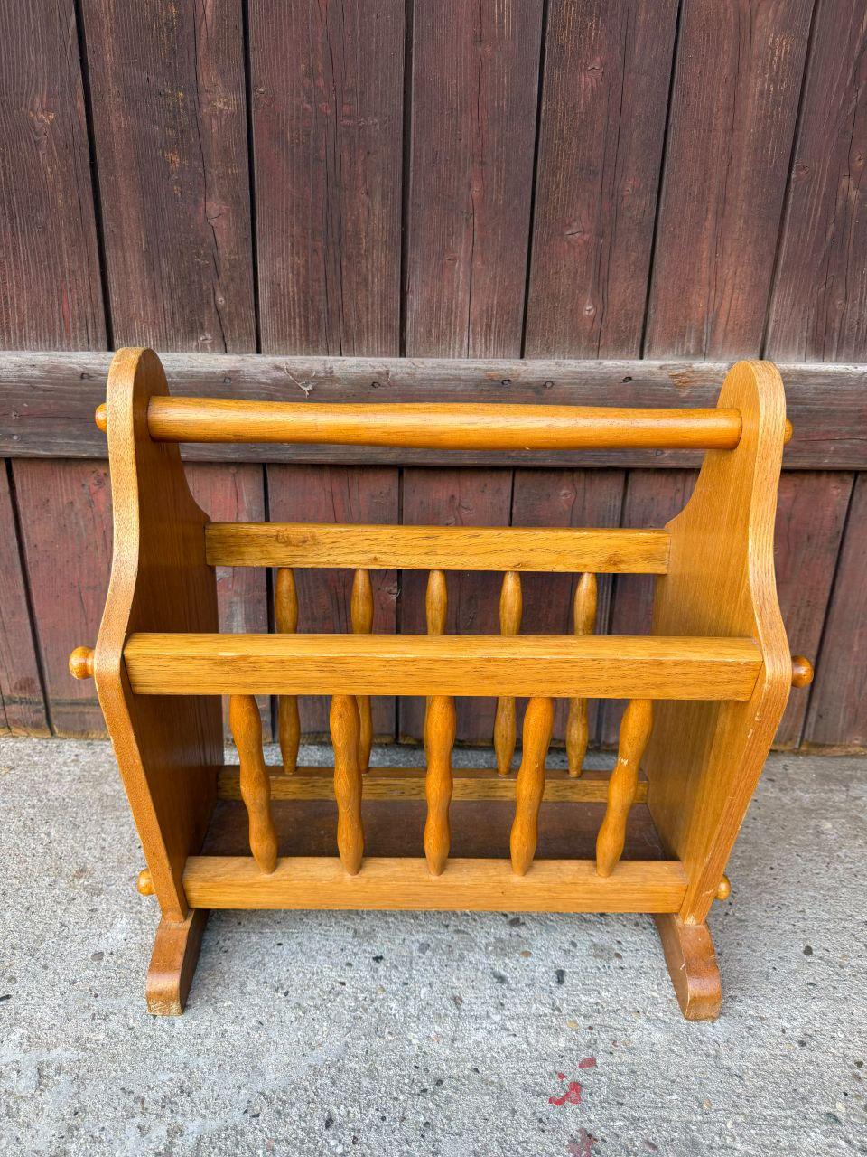 Vintage Zeitungsständer aus Eichenholz mit Spindelstäben, Mid-Century
