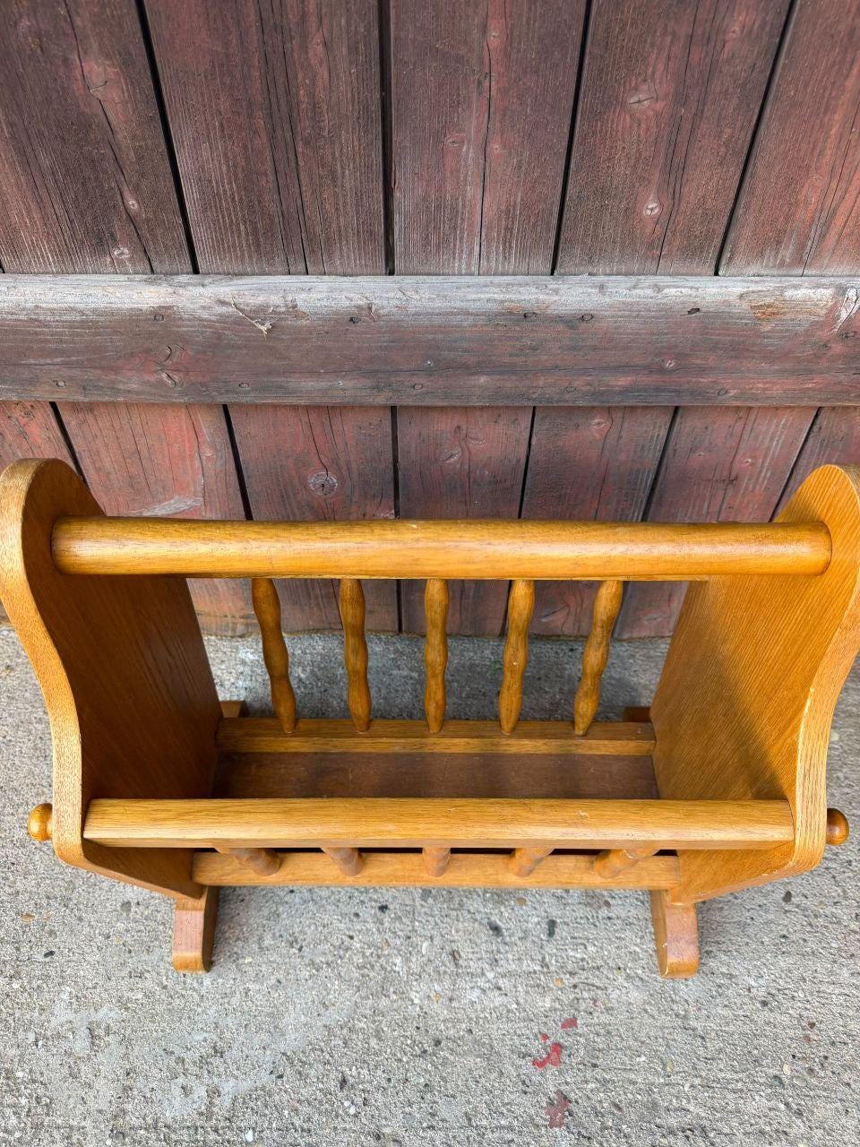 Vintage Zeitungsständer aus Eichenholz mit Spindelstäben, Mid-Century