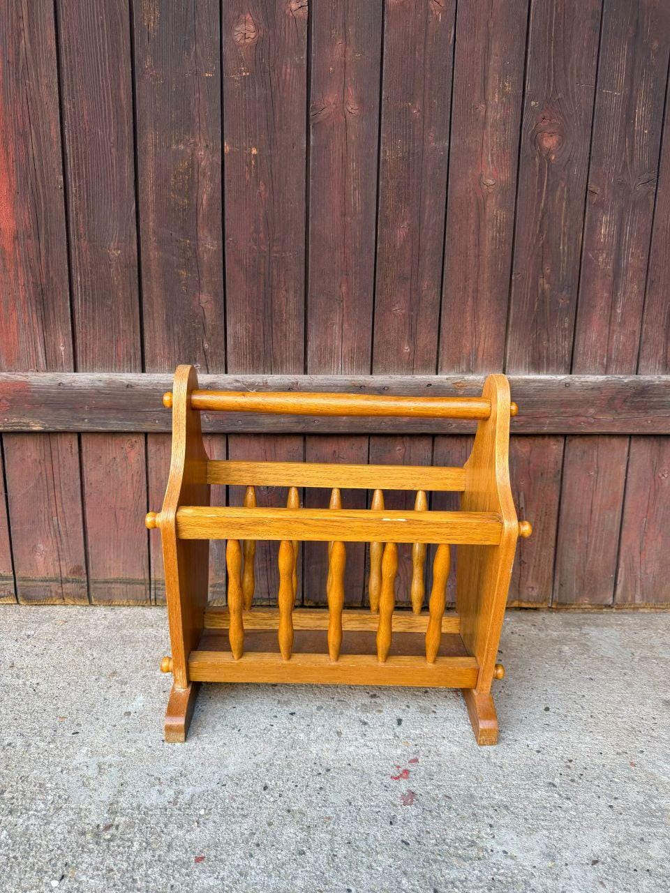 Vintage Zeitungsständer aus Eichenholz mit Spindelstäben, Mid-Century
