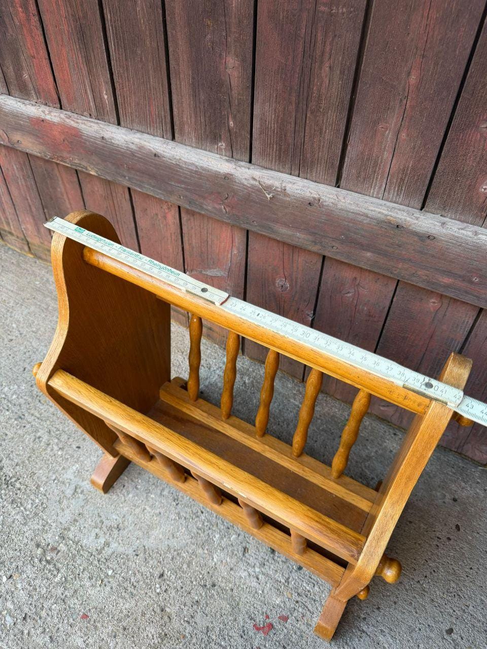 Vintage Zeitungsständer aus Eichenholz mit Spindelstäben, Mid-Century