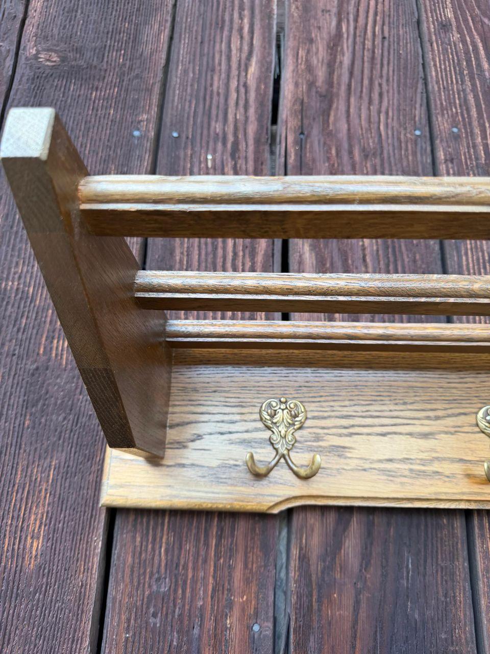 Vintage Garderobe aus Holz mit Messing-Doppelhaken und Ablage