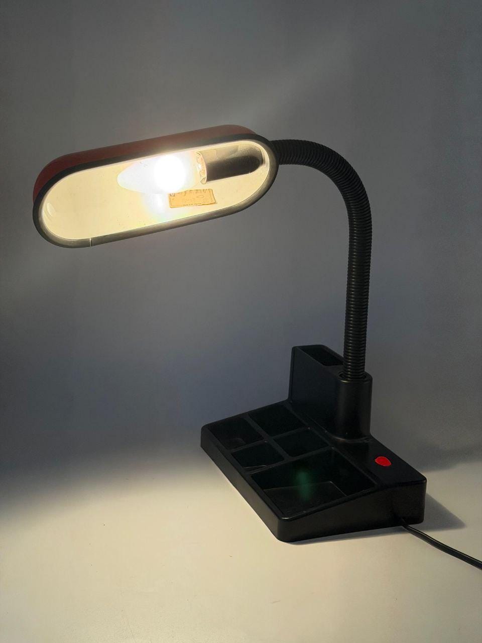 Vintage Schreibtischlampe mit Organizer-Tray, Rot-Schwarz, 80er Jahre
