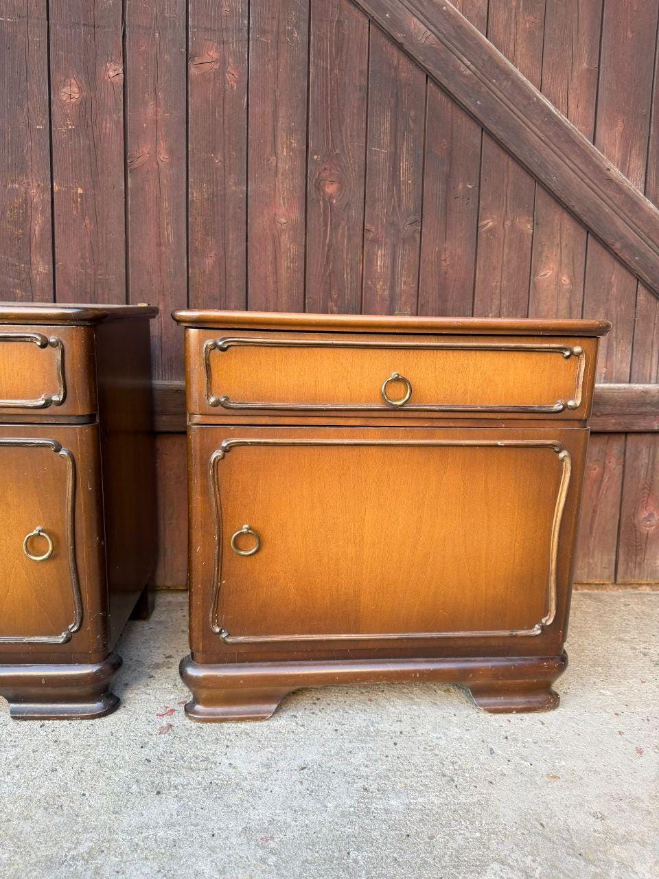 Set von 2 Vintage Nachttisch aus Nussbaum mit Messing-Ringgriffen