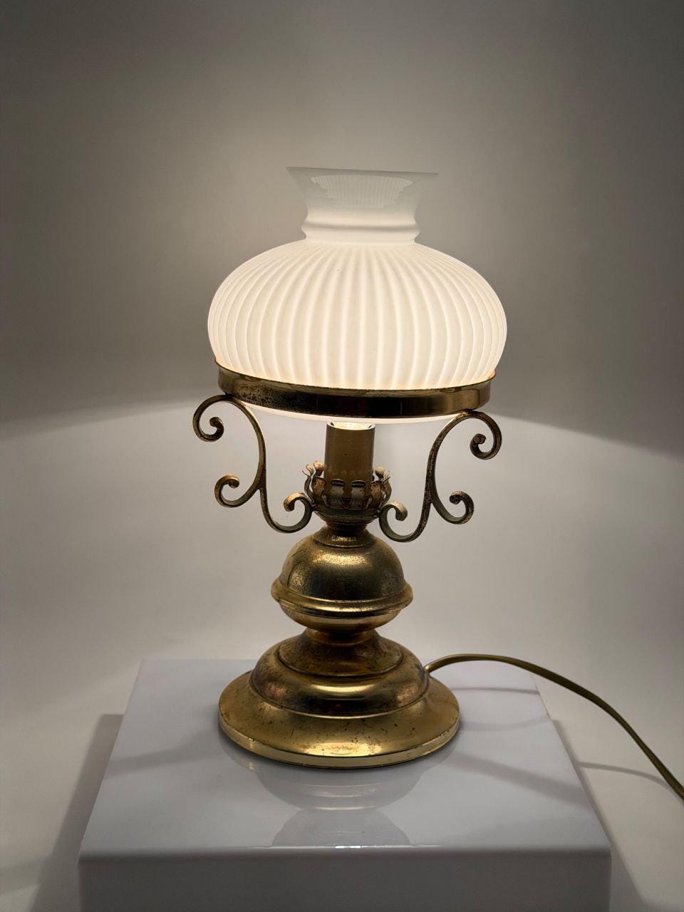 Vintage Tischlampe aus Messing mit Opalglasschirm und Patina