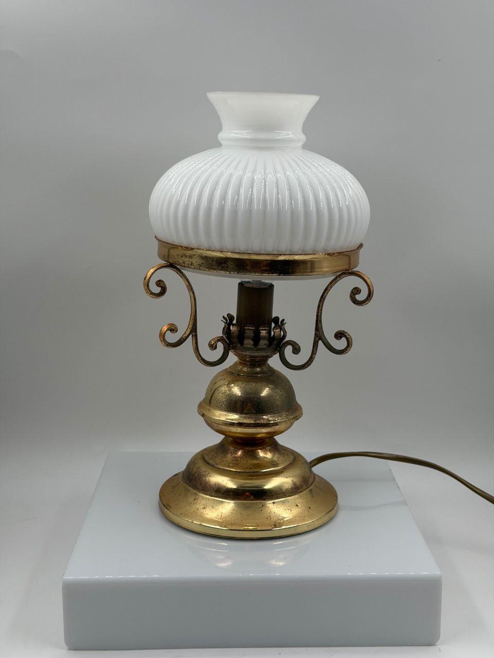 Vintage Tischlampe aus Messing mit Opalglasschirm und Patina