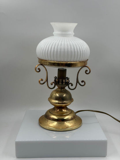 Vintage Tischlampe aus Messing mit Opalglasschirm und Patina