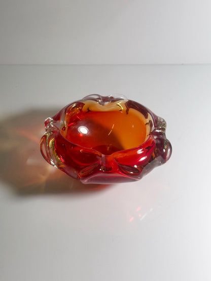 Vintage Aschenbecher Böhmisches Kunstglas, Rot und Orange, 1960er