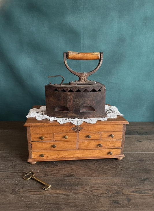 Vintage Kohleeisen aus Gusseisen mit Holzgriff