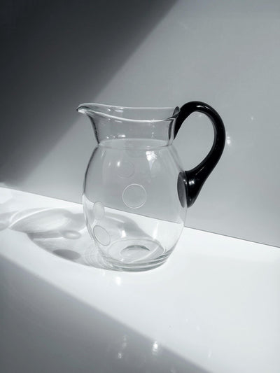 Carafe en verre vintage avec anse noire, décor à cercles