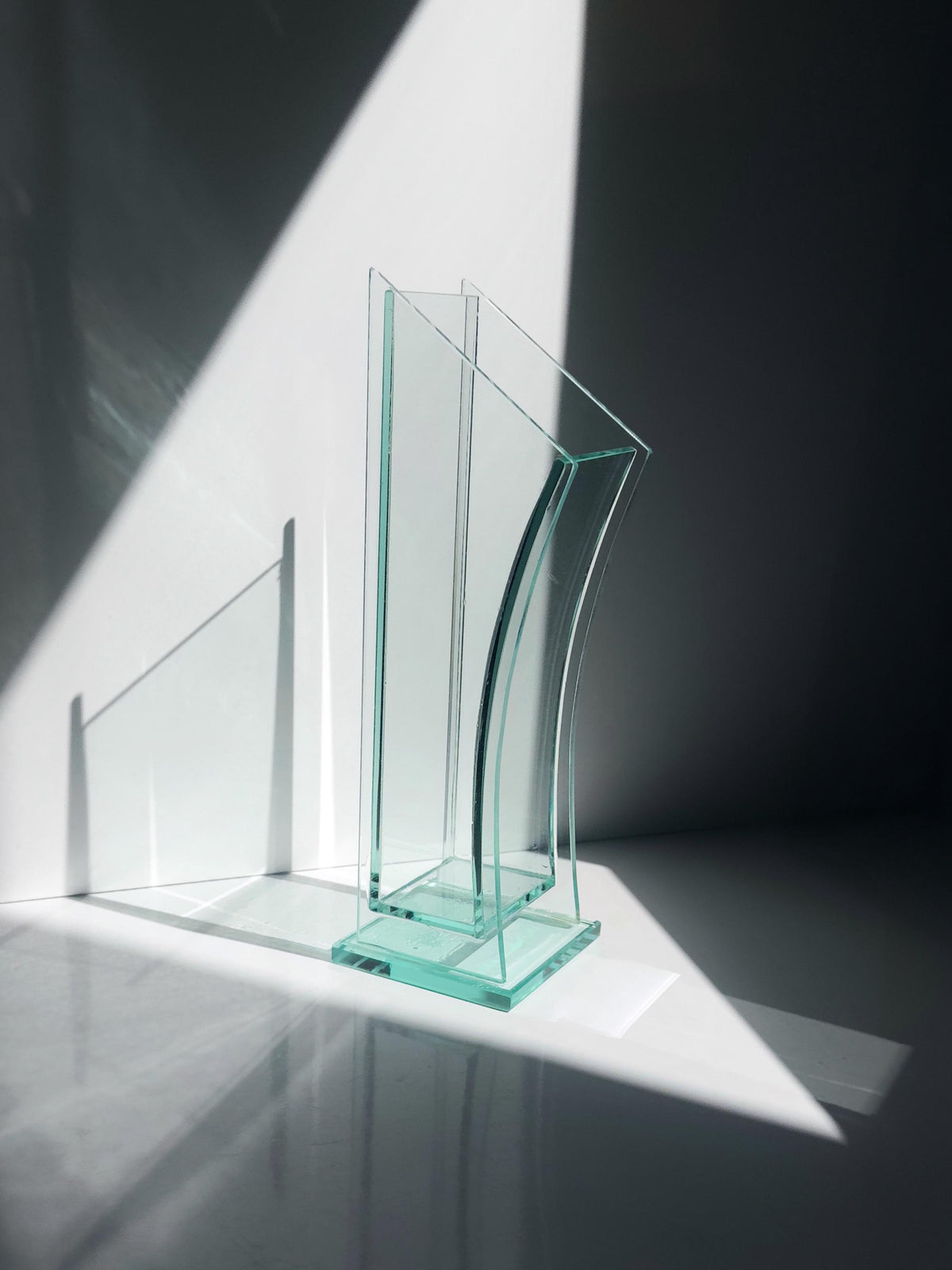 Vintage Vase aus gebogenem Klarglas, Postmodern Design
