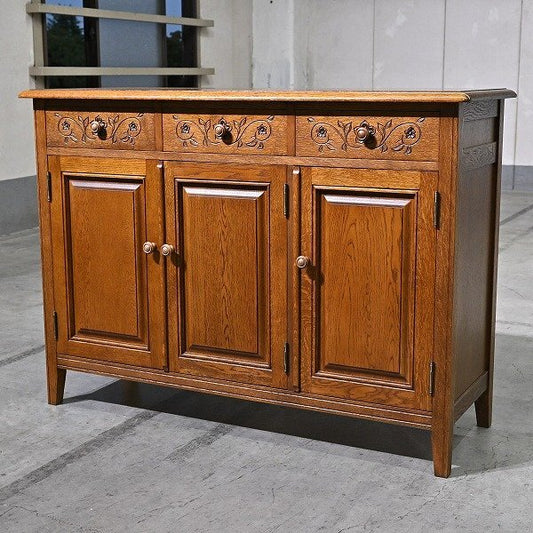 Vintage Sideboard Hayama Classic von Hayama Garden mit floraler Schnitzerei aus Eiche