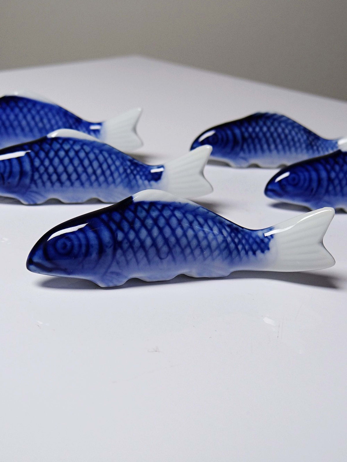 Set von 6 Porzellan-Messerbänkchen Koi-Karpfen, China