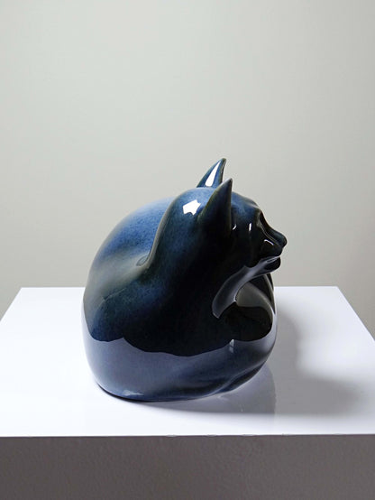 Vintage Skulptur "Liegende Katze" von Virebent, Porzellan Blau