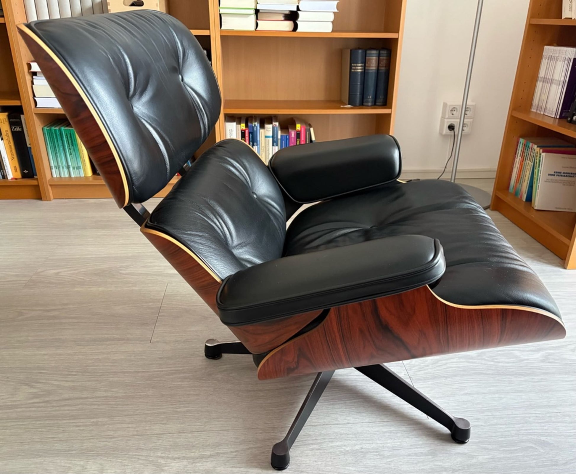 Lounge Chair mit Ottoman von Charles und Ray Eames für Vitra Schwarz Set von 2