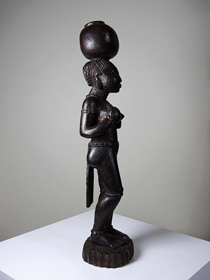 Vintage Holzskulptur "Frau mit Krug" Westafrika