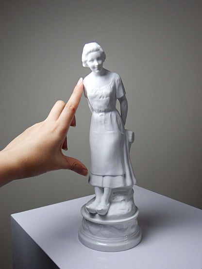 Vintage Statuette "Bäuerin" aus Biscuit-Porzellan von Limoges
