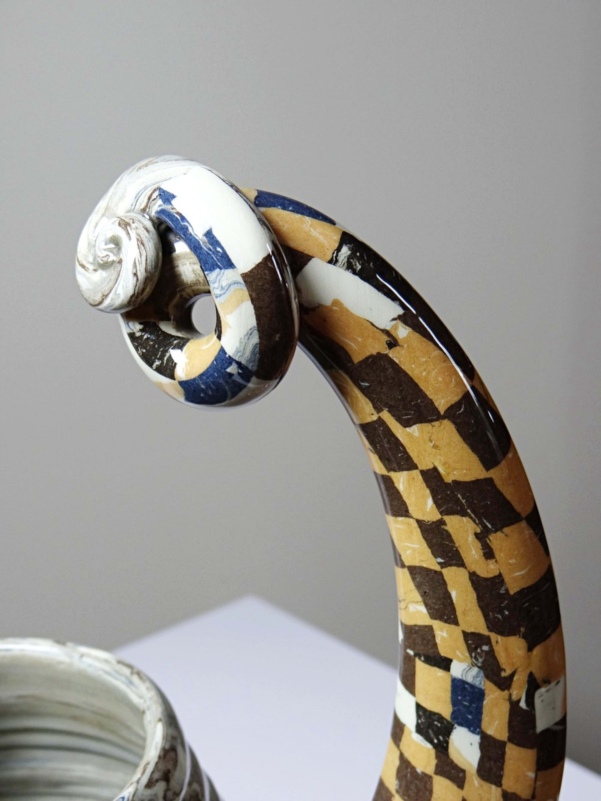 Keramik-Krug von Atelier 141 mit Schachbrettdekor