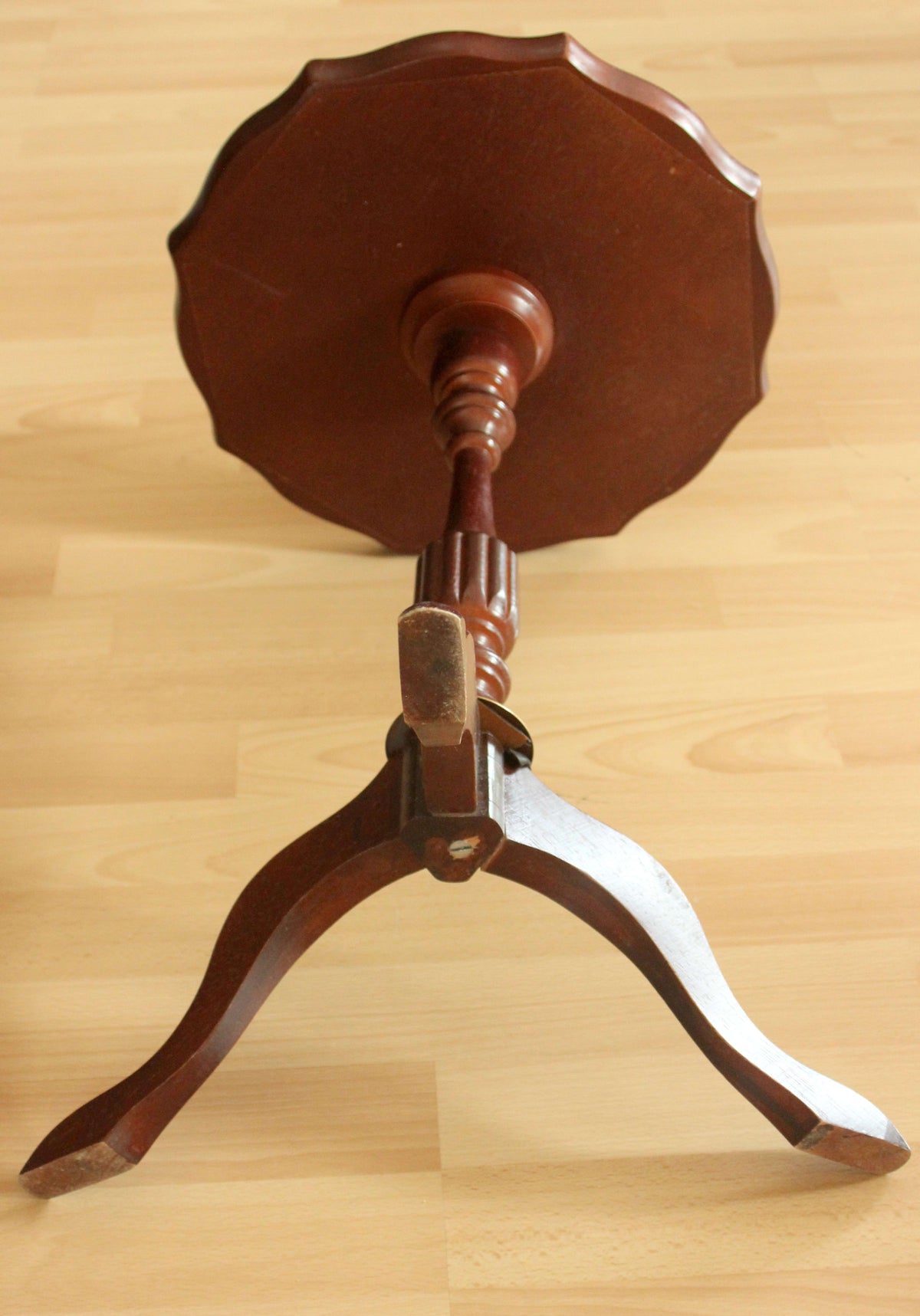 Vintage Beistelltisch im englischen Stil aus Holz mit geprägter Lederplatte, 1970er
