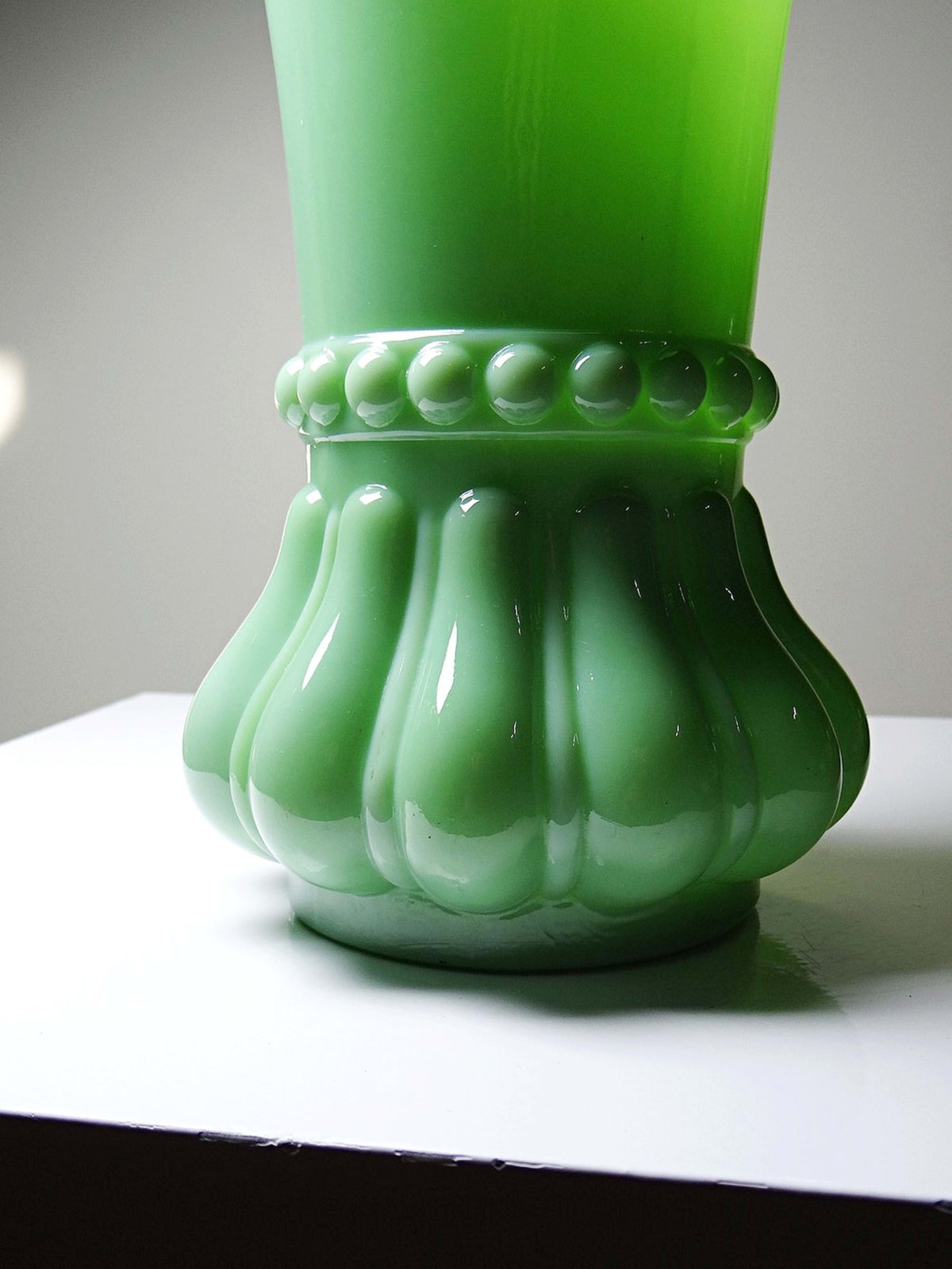 Vintage Vase aus Opalglas, Jadegrün, Art Nouveau