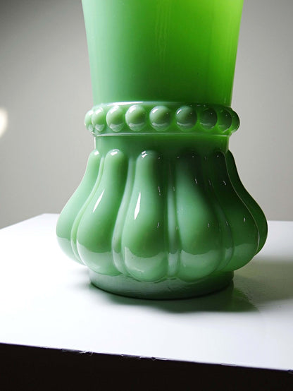 Vintage Vase aus Opalglas, Jadegrün, Art Nouveau