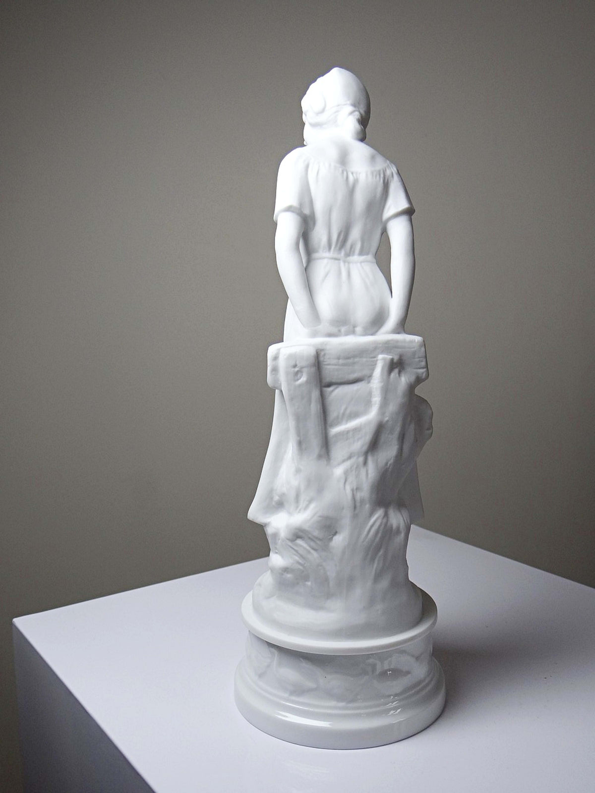 Vintage Statuette "Bäuerin" aus Biscuit-Porzellan von Limoges