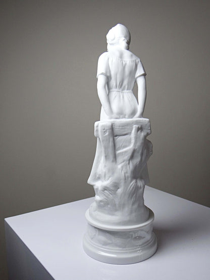 Vintage Statuette "Bäuerin" aus Biscuit-Porzellan von Limoges