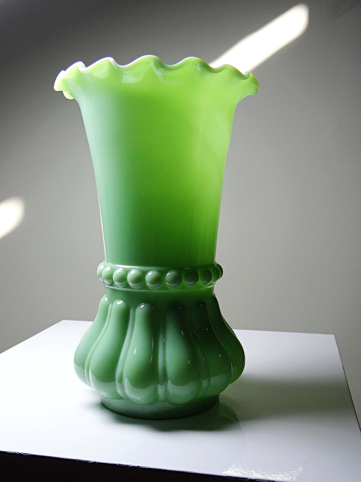 Vintage Vase aus Opalglas, Jadegrün, Art Nouveau