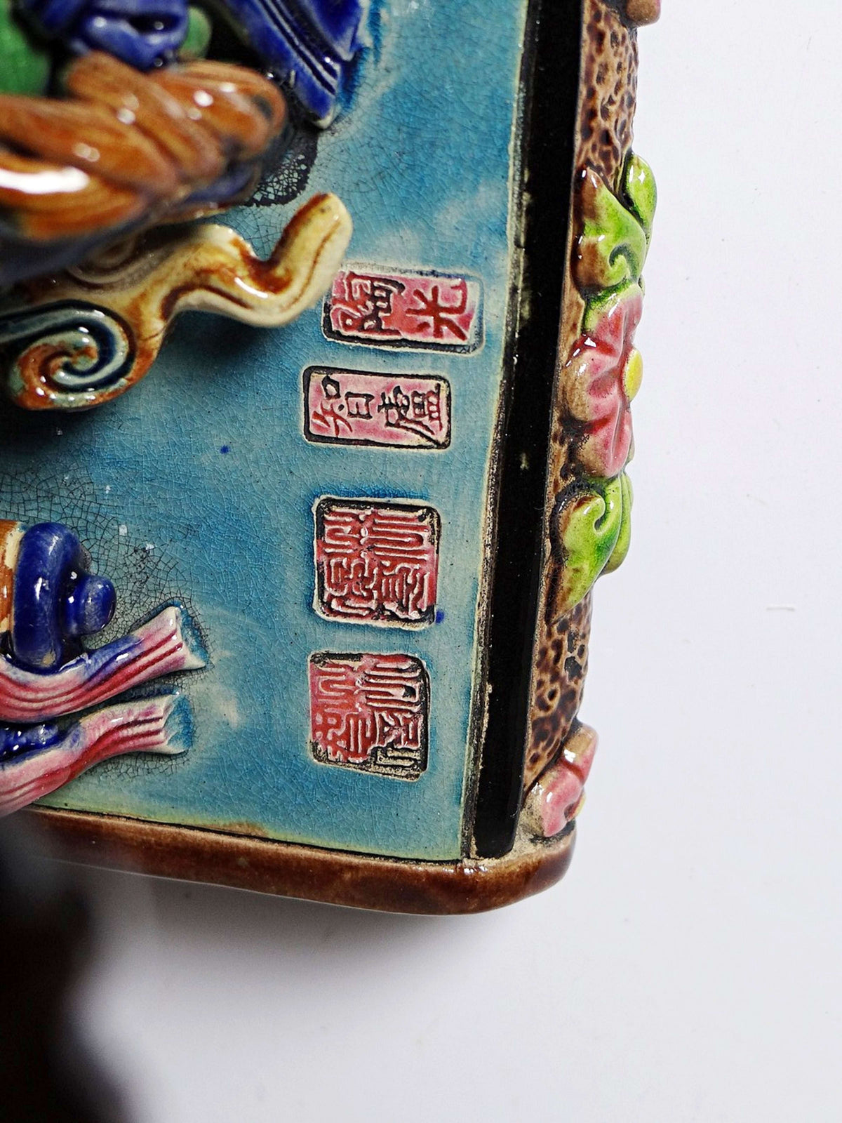 Chinesische Qilin Skulptur aus Keramik von Jiaozhi, polychrom emailliert