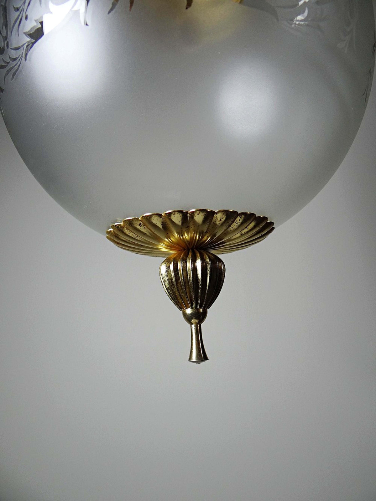 Vintage Hängeleuchte Milchglas Globe Hollywood Regency, vergoldetes Metall