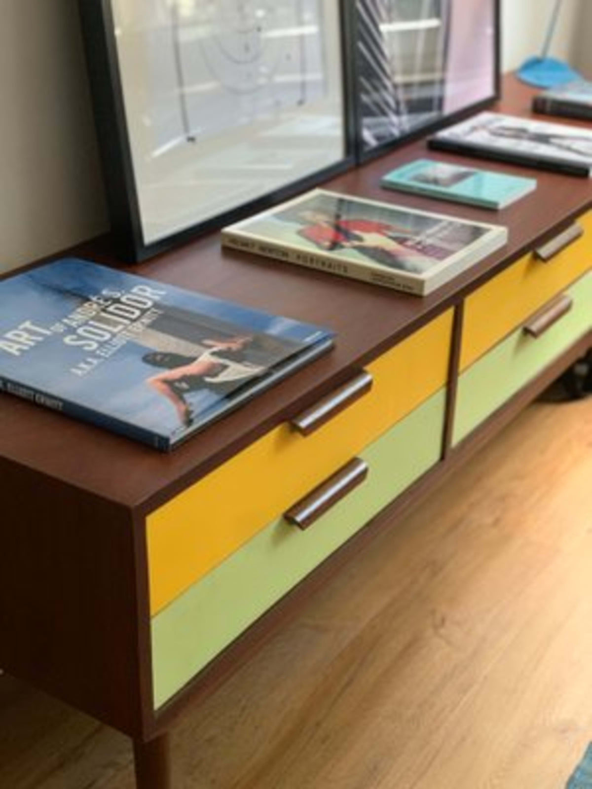 Vintage Sideboard dänisch Nussbaumfurnier mit 6 lackierten Schubladen