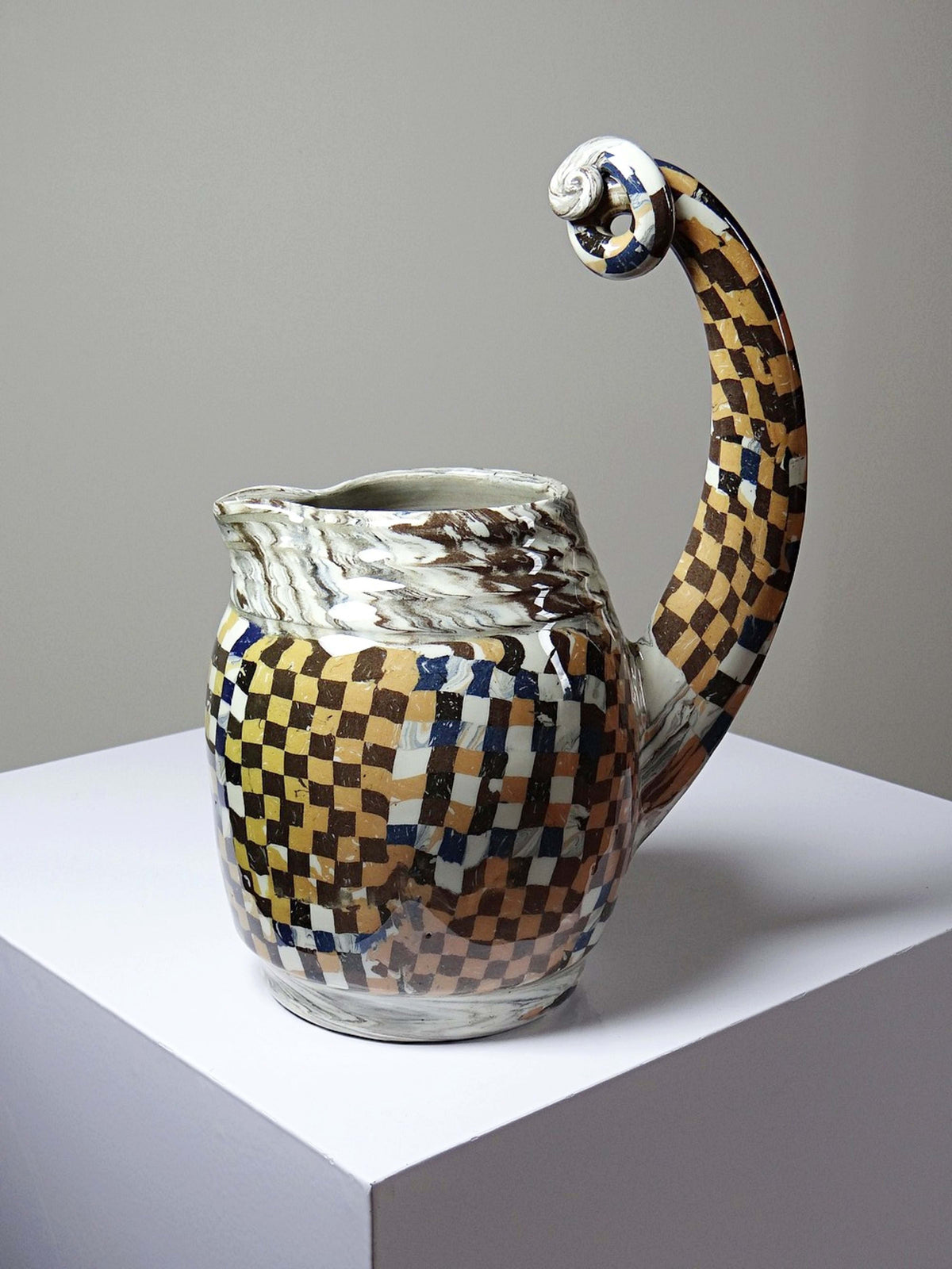 Keramik-Krug von Atelier 141 mit Schachbrettdekor