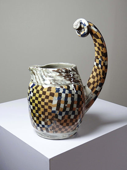 Keramik-Krug von Atelier 141 mit Schachbrettdekor
